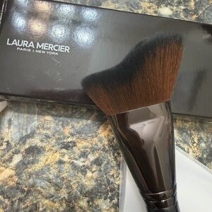 Laura Mercier Glow Powder Brush